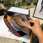 （35900898）尺寸：24×14.5×7cm GUCCI海外渠道資源特供相機包！ Neo vintage虎頭相機包❗️GUCCI這款經典虎頭帆布相機包，復古風格手袋系列，可謂是近兩年的爆款包袋，裝飾品牌條紋織帶滾邊，精緻詮釋現代旅者風範。採用GG Supreme高級人造帆布精製而成，配有黃色皮革細節。自重輕容量足，性價比超高！非常百搭搶眼，男女同款拍照神器