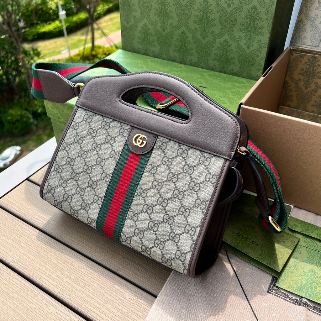 尺寸:25.5×19×10cm（561030898） Gucci海外通路資源特供❗️在《古馳愛的進行曲》全新時裝系列中，GG Supreme 帆布推出了經典雋永的藍色和米色組合，傳承材質的歷史淵源。對於環境的影響較低的帆布材質被長久地運用於多個系列當中，已成為品牌的標誌性材質。這款小號Ophidia 托特包採用經典配色米色和烏木色GG Supreme 帆布環保材質，以棕色皮革滾邊，內裡採用絨面超細纖維，特色紅綠條紋織帶， 配有兩根肩帶，五金鏈條、織帶肩帶，每根肩帶都可拆卸！