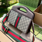 尺寸:25.5×19×10cm（561030898） Gucci海外通路資源特供❗️在《古馳愛的進行曲》全新時裝系列中，GG Supreme 帆布推出了經典雋永的藍色和米色組合，傳承材質的歷史淵源。對於環境的影響較低的帆布材質被長久地運用於多個系列當中，已成為品牌的標誌性材質。這款小號Ophidia 托特包採用經典配色米色和烏木色GG Supreme 帆布環保材質，以棕色皮革滾邊，內裡採用絨面超細纖維，特色紅綠條紋織帶， 配有兩根肩帶，五金鏈條、織帶肩帶，每根肩帶都可拆卸！