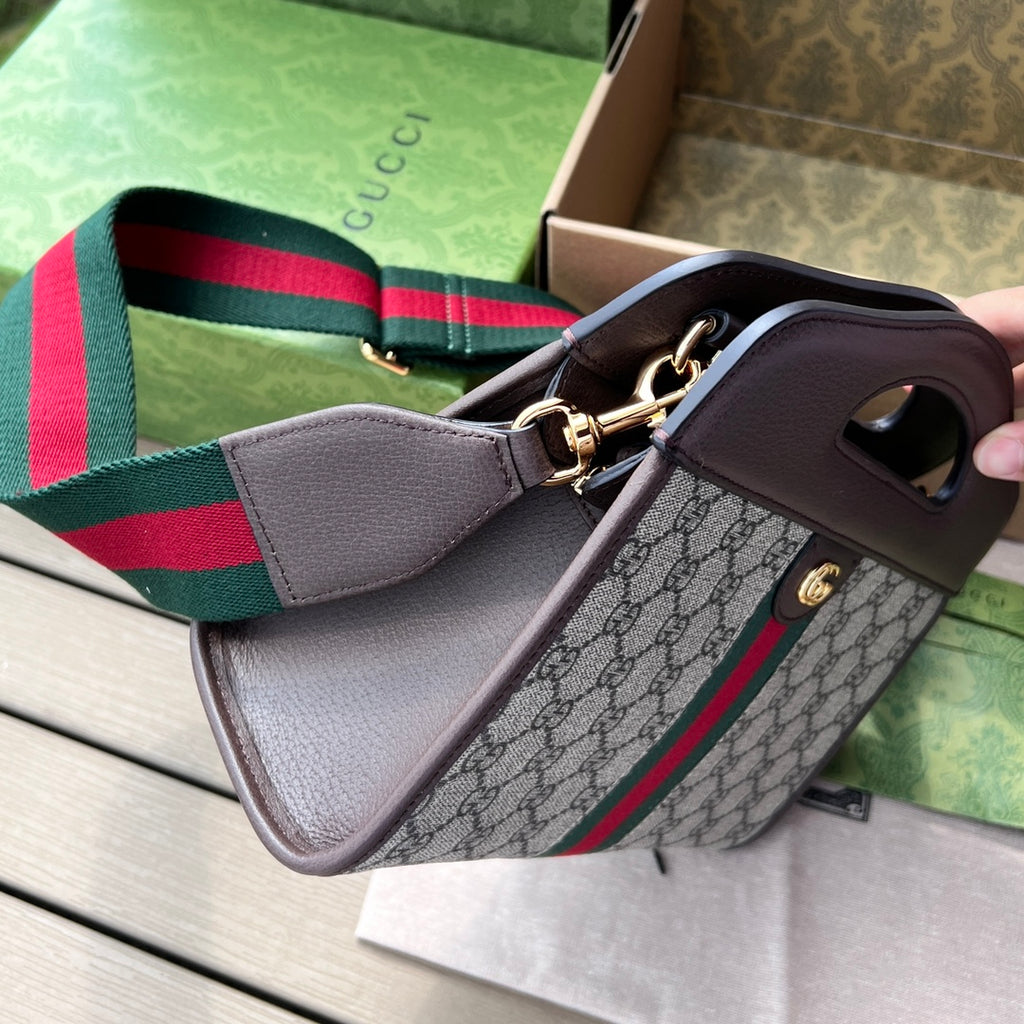 尺寸:25.5×19×10cm（561030898） Gucci海外通路資源特供❗️在《古馳愛的進行曲》全新時裝系列中，GG Supreme 帆布推出了經典雋永的藍色和米色組合，傳承材質的歷史淵源。對於環境的影響較低的帆布材質被長久地運用於多個系列當中，已成為品牌的標誌性材質。這款小號Ophidia 托特包採用經典配色米色和烏木色GG Supreme 帆布環保材質，以棕色皮革滾邊，內裡採用絨面超細纖維，特色紅綠條紋織帶， 配有兩根肩帶，五金鏈條、織帶肩帶，每根肩帶都可拆卸！