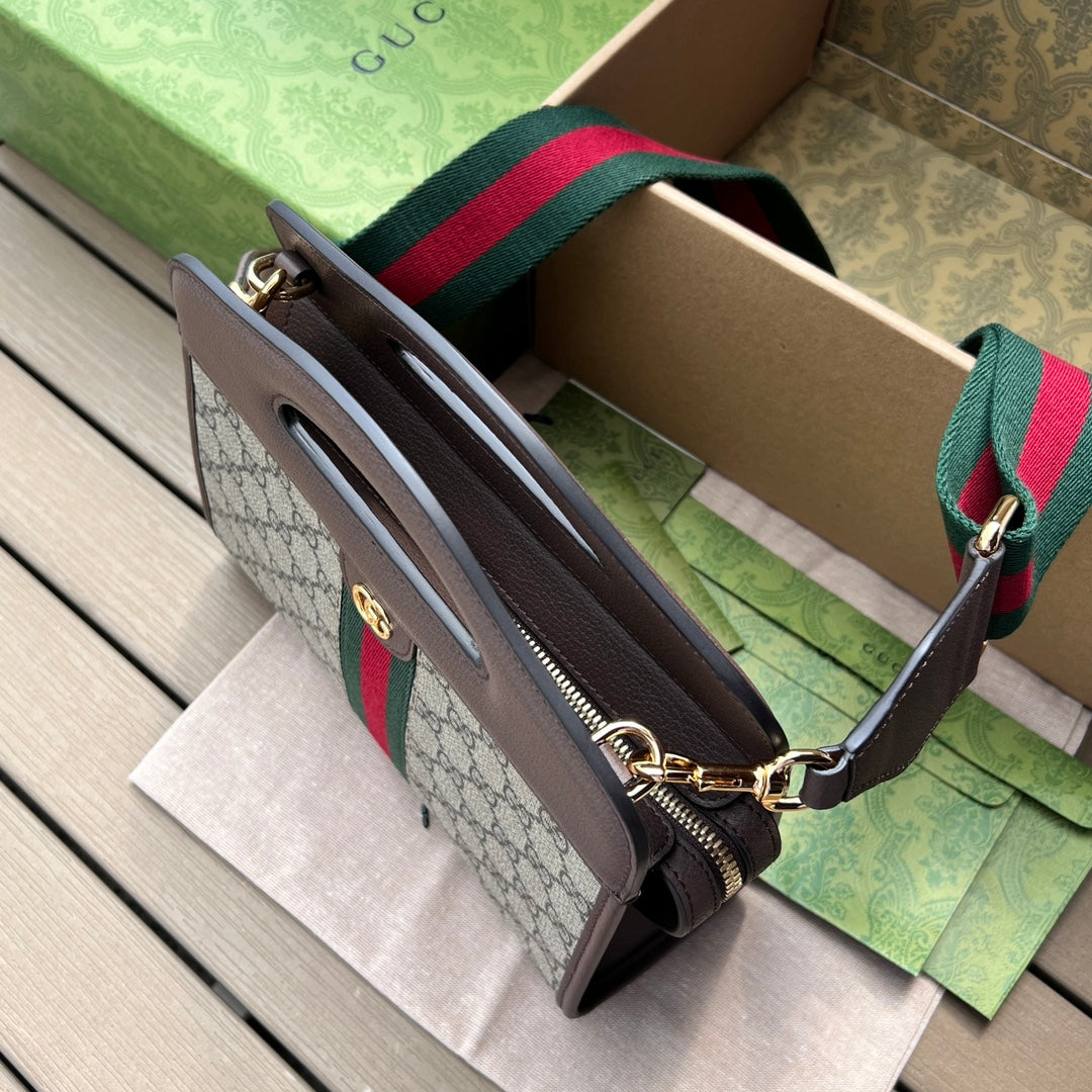 尺寸:25.5×19×10cm（561030898） Gucci海外通路資源特供❗️在《古馳愛的進行曲》全新時裝系列中，GG Supreme 帆布推出了經典雋永的藍色和米色組合，傳承材質的歷史淵源。對於環境的影響較低的帆布材質被長久地運用於多個系列當中，已成為品牌的標誌性材質。這款小號Ophidia 托特包採用經典配色米色和烏木色GG Supreme 帆布環保材質，以棕色皮革滾邊，內裡採用絨面超細纖維，特色紅綠條紋織帶， 配有兩根肩帶，五金鏈條、織帶肩帶，每根肩帶都可拆卸！