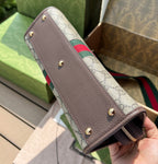 尺寸:25.5×19×10cm（561030898） Gucci海外通路資源特供❗️在《古馳愛的進行曲》全新時裝系列中，GG Supreme 帆布推出了經典雋永的藍色和米色組合，傳承材質的歷史淵源。對於環境的影響較低的帆布材質被長久地運用於多個系列當中，已成為品牌的標誌性材質。這款小號Ophidia 托特包採用經典配色米色和烏木色GG Supreme 帆布環保材質，以棕色皮革滾邊，內裡採用絨面超細纖維，特色紅綠條紋織帶， 配有兩根肩帶，五金鏈條、織帶肩帶，每根肩帶都可拆卸！