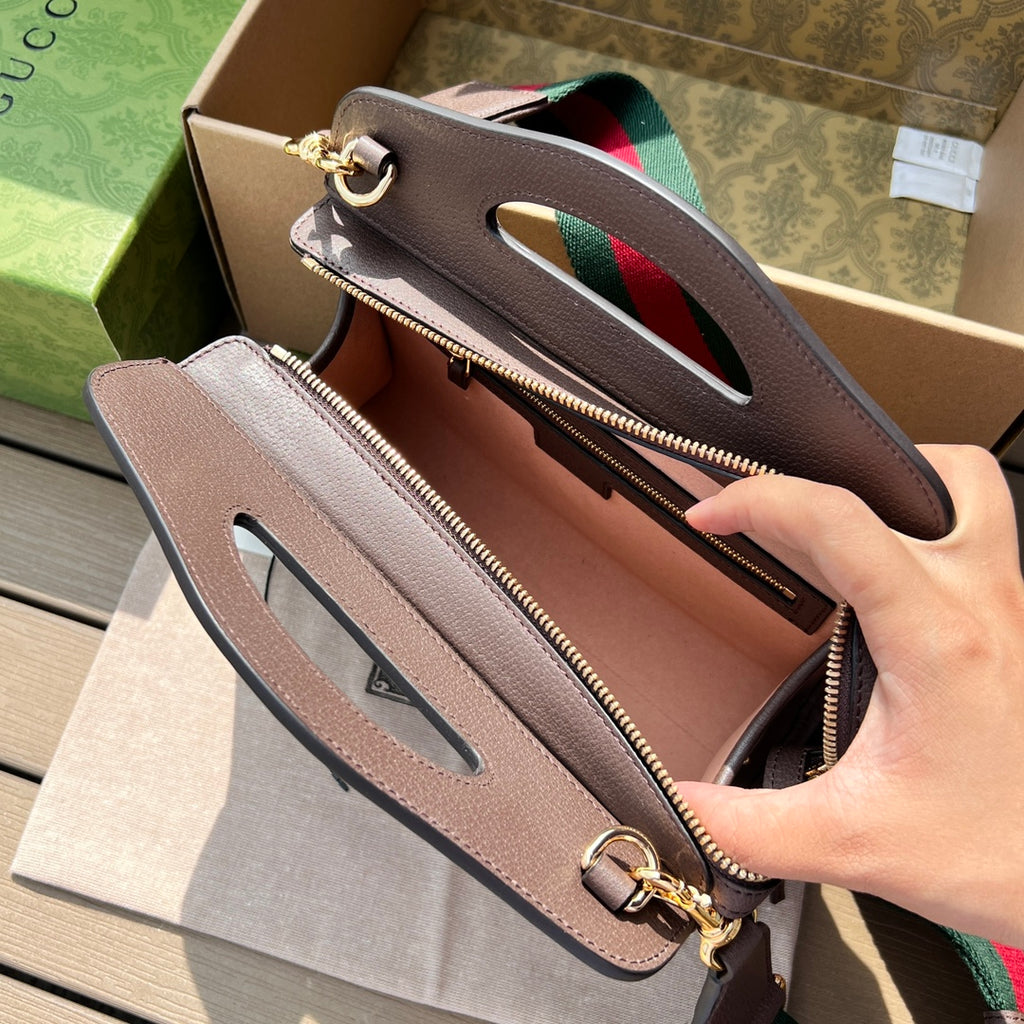 尺寸:25.5×19×10cm（561030898） Gucci海外通路資源特供❗️在《古馳愛的進行曲》全新時裝系列中，GG Supreme 帆布推出了經典雋永的藍色和米色組合，傳承材質的歷史淵源。對於環境的影響較低的帆布材質被長久地運用於多個系列當中，已成為品牌的標誌性材質。這款小號Ophidia 托特包採用經典配色米色和烏木色GG Supreme 帆布環保材質，以棕色皮革滾邊，內裡採用絨面超細纖維，特色紅綠條紋織帶， 配有兩根肩帶，五金鏈條、織帶肩帶，每根肩帶都可拆卸！