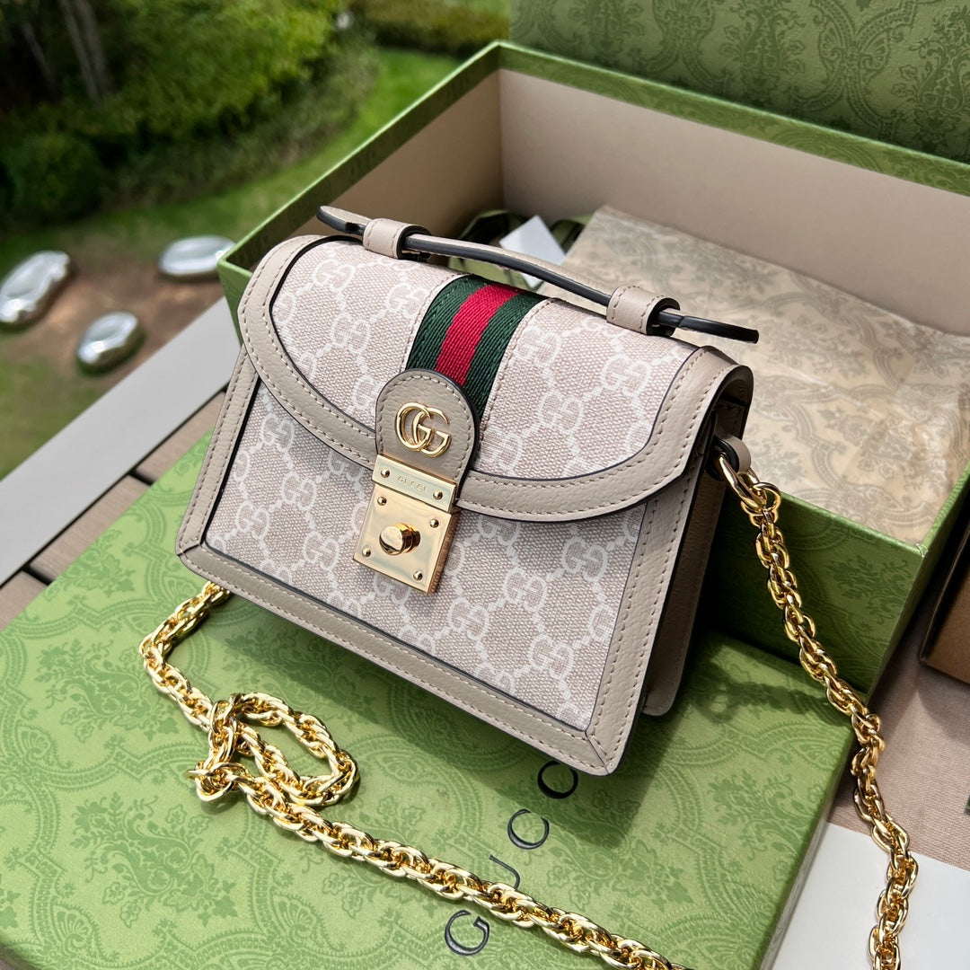 （550900898）尺寸:17.5×13×6cm Gucci海外渠道資源特供Ophidia迷你手袋❗️GG Supreme 帆布是品牌的一款代表性面料，其靈感源自30年代的典藏設計。這款圖案也成為這款Ophidia 系列迷你肩背包上的標誌性亮點。豬紋皮革滾邊，金色色調配件、棉麻襯裡，肩帶可拆卸！經典的包型➕精湛工藝，可愛的迷你造型，有沒有驚喜感？