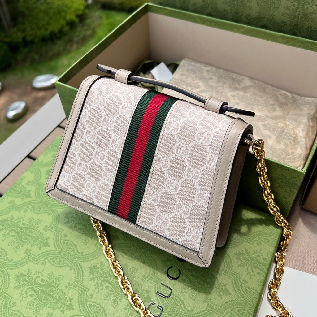 （550900898）尺寸:17.5×13×6cm Gucci海外渠道資源特供Ophidia迷你手袋❗️GG Supreme 帆布是品牌的一款代表性面料，其靈感源自30年代的典藏設計。這款圖案也成為這款Ophidia 系列迷你肩背包上的標誌性亮點。豬紋皮革滾邊，金色色調配件、棉麻襯裡，肩帶可拆卸！經典的包型➕精湛工藝，可愛的迷你造型，有沒有驚喜感？