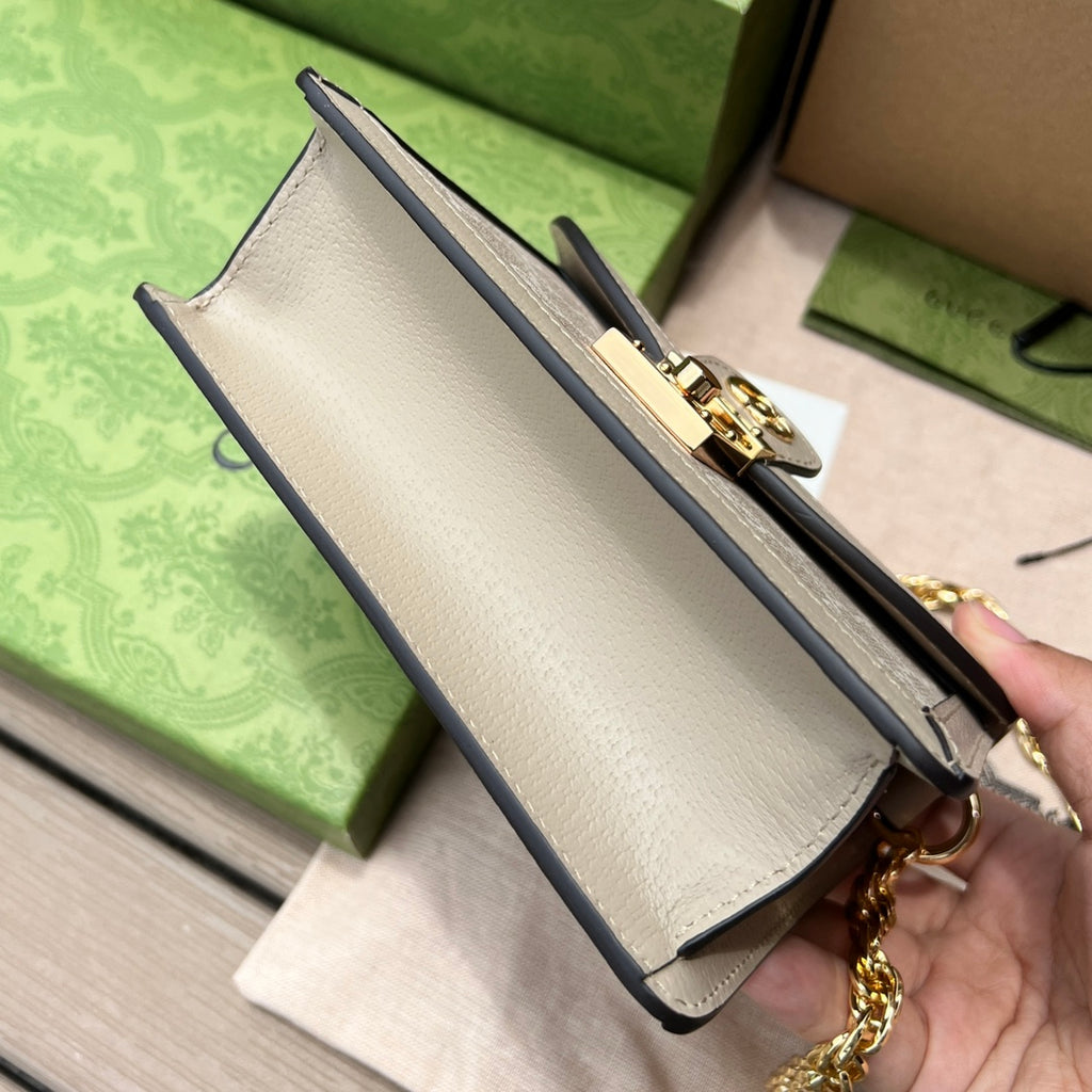 （550900898）尺寸:17.5×13×6cm Gucci海外渠道資源特供Ophidia迷你手袋❗️GG Supreme 帆布是品牌的一款代表性面料，其靈感源自30年代的典藏設計。這款圖案也成為這款Ophidia 系列迷你肩背包上的標誌性亮點。豬紋皮革滾邊，金色色調配件、棉麻襯裡，肩帶可拆卸！經典的包型➕精湛工藝，可愛的迷你造型，有沒有驚喜感？