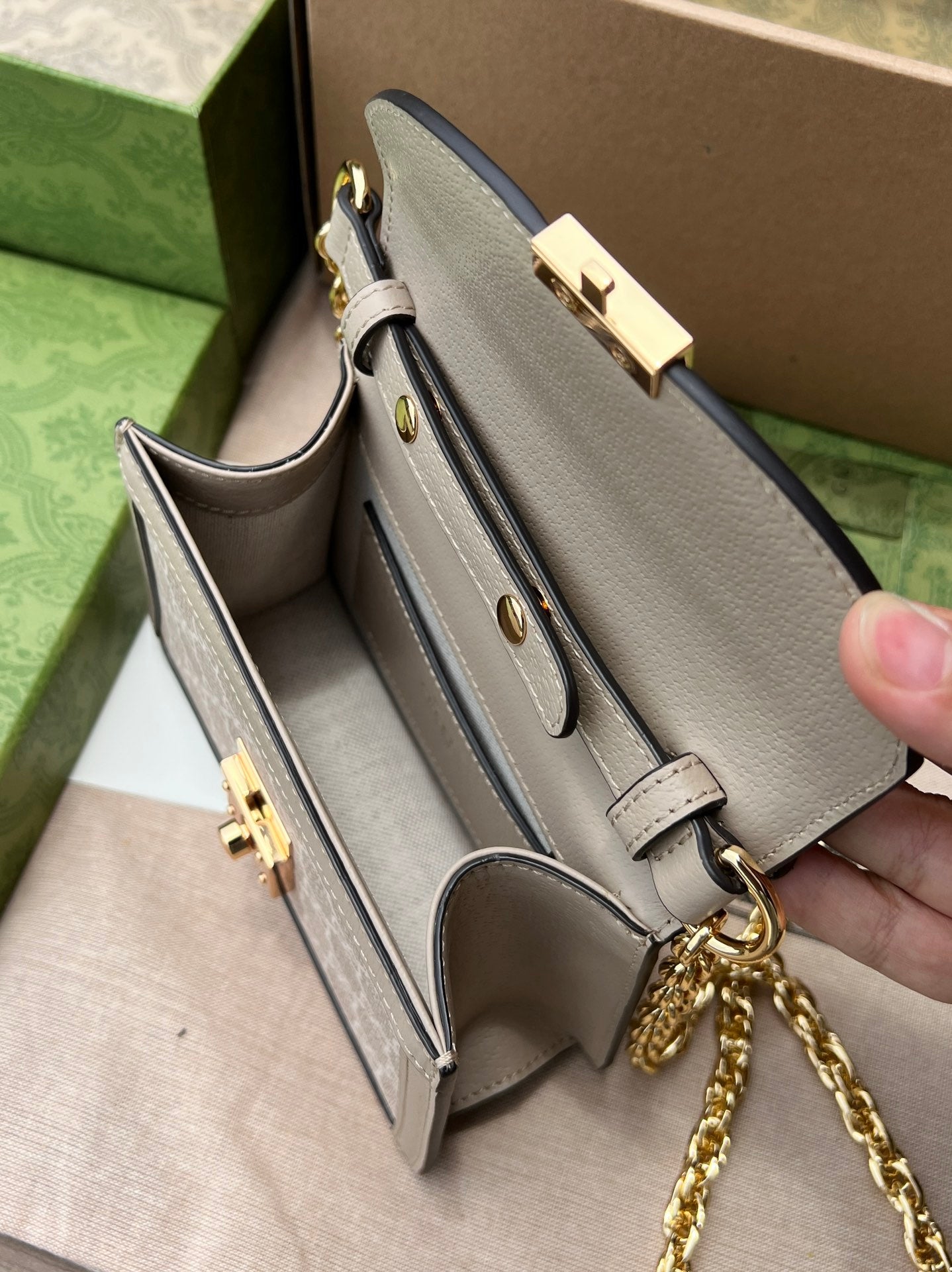 （550900898）尺寸:17.5×13×6cm Gucci海外渠道資源特供Ophidia迷你手袋❗️GG Supreme 帆布是品牌的一款代表性面料，其靈感源自30年代的典藏設計。這款圖案也成為這款Ophidia 系列迷你肩背包上的標誌性亮點。豬紋皮革滾邊，金色色調配件、棉麻襯裡，肩帶可拆卸！經典的包型➕精湛工藝，可愛的迷你造型，有沒有驚喜感？