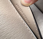 （550900898）尺寸:17.5×13×6cm Gucci海外渠道資源特供Ophidia迷你手袋❗️GG Supreme 帆布是品牌的一款代表性面料，其靈感源自30年代的典藏設計。這款圖案也成為這款Ophidia 系列迷你肩背包上的標誌性亮點。豬紋皮革滾邊，金色色調配件、棉麻襯裡，肩帶可拆卸！經典的包型➕精湛工藝，可愛的迷你造型，有沒有驚喜感？