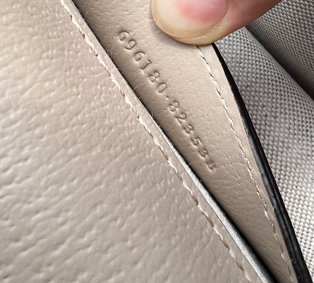 （550900898）尺寸:17.5×13×6cm Gucci海外渠道資源特供Ophidia迷你手袋❗️GG Supreme 帆布是品牌的一款代表性面料，其靈感源自30年代的典藏設計。這款圖案也成為這款Ophidia 系列迷你肩背包上的標誌性亮點。豬紋皮革滾邊，金色色調配件、棉麻襯裡，肩帶可拆卸！經典的包型➕精湛工藝，可愛的迷你造型，有沒有驚喜感？