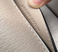 （550900898）尺寸:17.5×13×6cm Gucci海外渠道資源特供Ophidia迷你手袋❗️GG Supreme 帆布是品牌的一款代表性面料，其靈感源自30年代的典藏設計。這款圖案也成為這款Ophidia 系列迷你肩背包上的標誌性亮點。豬紋皮革滾邊，金色色調配件、棉麻襯裡，肩帶可拆卸！經典的包型➕精湛工藝，可愛的迷你造型，有沒有驚喜感？