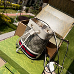 （25880898）尺寸:15.5×19×9cm Gucci通路資源特供迷你水桶包❗️Ophidia系列迷你水桶包。這款配件採用GG Supreme帆布材質，底面鑲嵌紅綠條紋織帶，棕色皮革滾邊，內裡採用麂皮質感超細纖維，配有一條可調式肩帶。還是那股熟悉的經典復古味道，巨百搭，好評率很高的一隻小可愛
