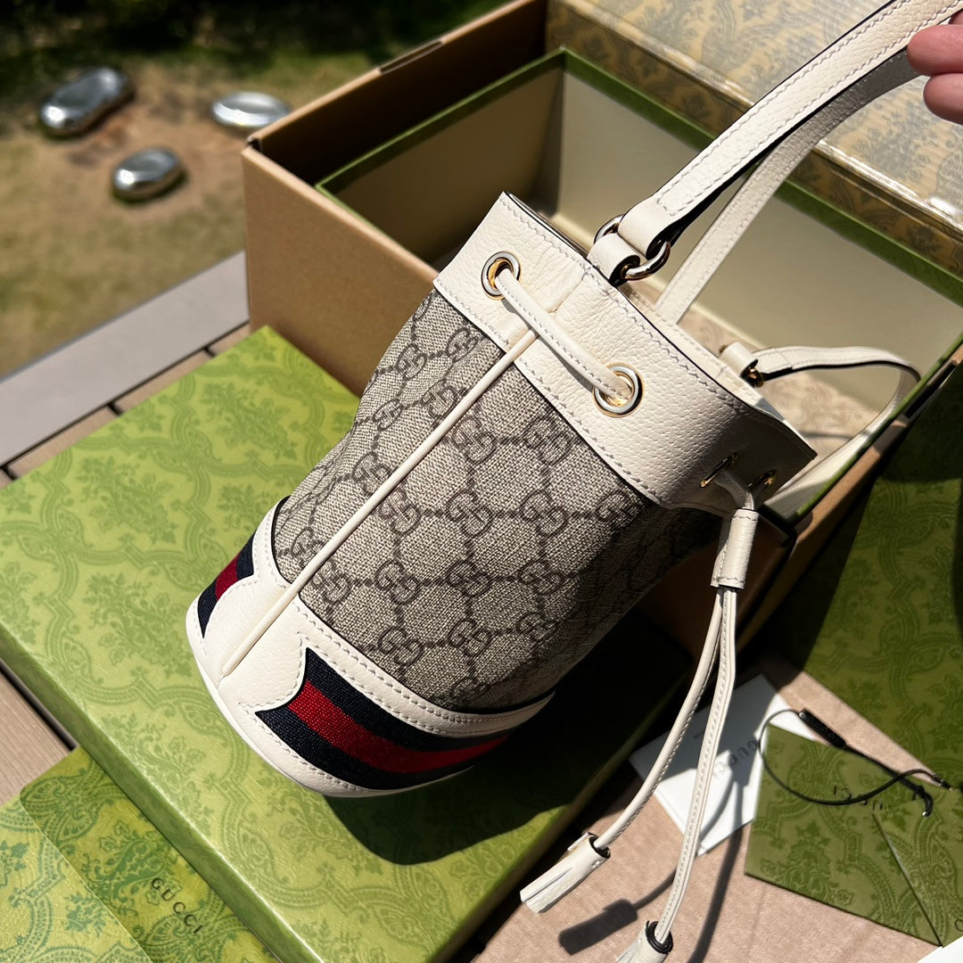 （25880898）尺寸:15.5×19×9cm Gucci通路資源特供迷你水桶包❗️Ophidia系列迷你水桶包。這款配件採用GG Supreme帆布材質，底面鑲嵌紅綠條紋織帶，棕色皮革滾邊，內裡採用麂皮質感超細纖維，配有一條可調式肩帶。還是那股熟悉的經典復古味道，巨百搭，好評率很高的一隻小可愛