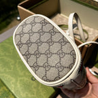 （25880898）尺寸:15.5×19×9cm Gucci通路資源特供迷你水桶包❗️Ophidia系列迷你水桶包。這款配件採用GG Supreme帆布材質，底面鑲嵌紅綠條紋織帶，棕色皮革滾邊，內裡採用麂皮質感超細纖維，配有一條可調式肩帶。還是那股熟悉的經典復古味道，巨百搭，好評率很高的一隻小可愛