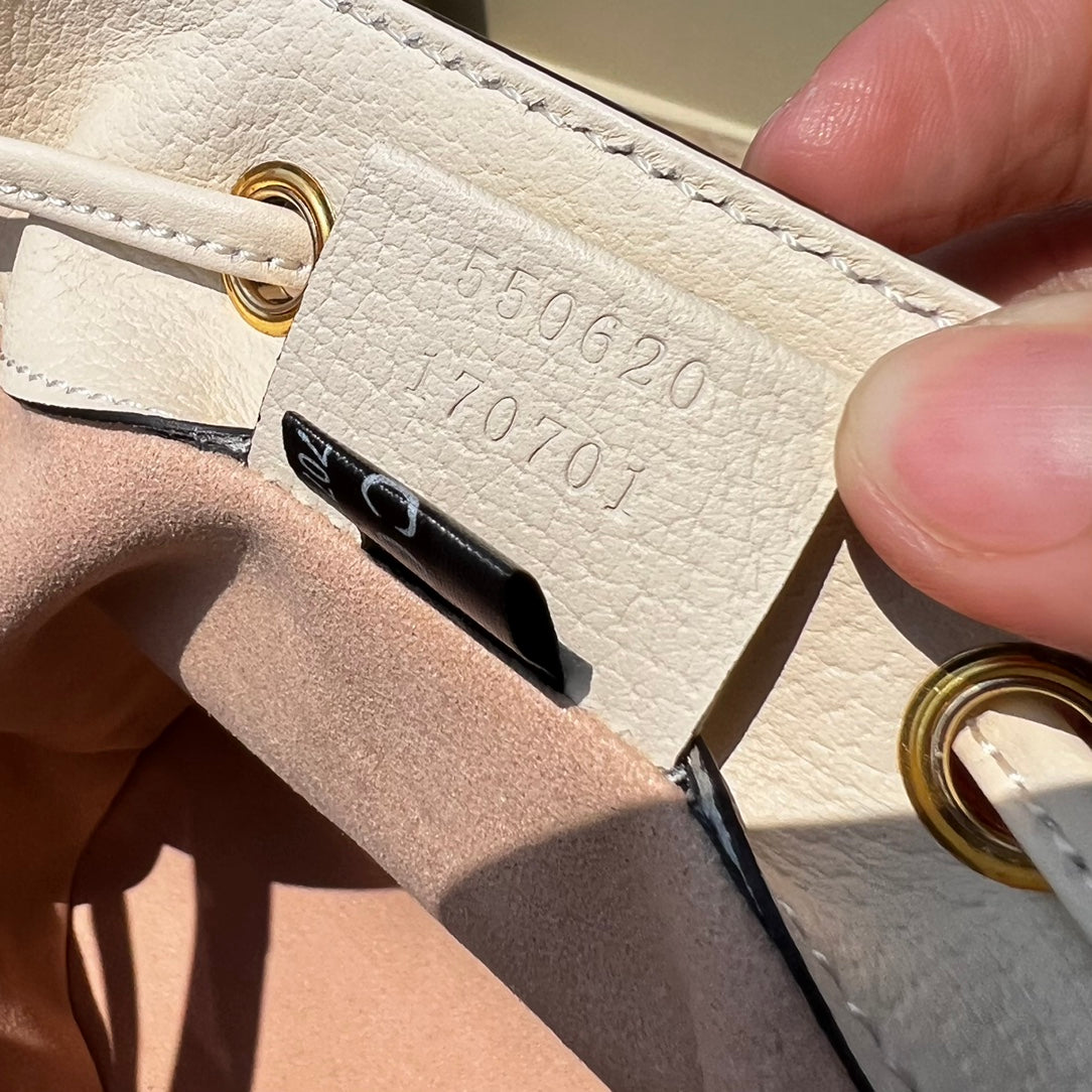 （25880898）尺寸:15.5×19×9cm Gucci通路資源特供迷你水桶包❗️Ophidia系列迷你水桶包。這款配件採用GG Supreme帆布材質，底面鑲嵌紅綠條紋織帶，棕色皮革滾邊，內裡採用麂皮質感超細纖維，配有一條可調式肩帶。還是那股熟悉的經典復古味道，巨百搭，好評率很高的一隻小可愛