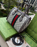 尺寸:24×20.5×10.5cm（561050898） Gucci通路訂單Ophidia 系列托特包❗️迎來新成員小號手提托特包，配上一條可拆卸肩帶。以GG Supreme 帆布製作，鑲嵌紅綠條紋織帶，小巧玲瓏的雙G圖案是源自於70年代的Gucci 典藏設計，裝飾包身的皮革飾片細節和拉鍊頭。閃亮金色金屬配件，內裡麂皮質感超細纖維襯裡