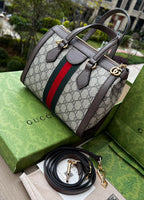 尺寸:24×20.5×10.5cm（561050898） Gucci通路訂單Ophidia 系列托特包❗️迎來新成員小號手提托特包，配上一條可拆卸肩帶。以GG Supreme 帆布製作，鑲嵌紅綠條紋織帶，小巧玲瓏的雙G圖案是源自於70年代的Gucci 典藏設計，裝飾包身的皮革飾片細節和拉鍊頭。閃亮金色金屬配件，內裡麂皮質感超細纖維襯裡