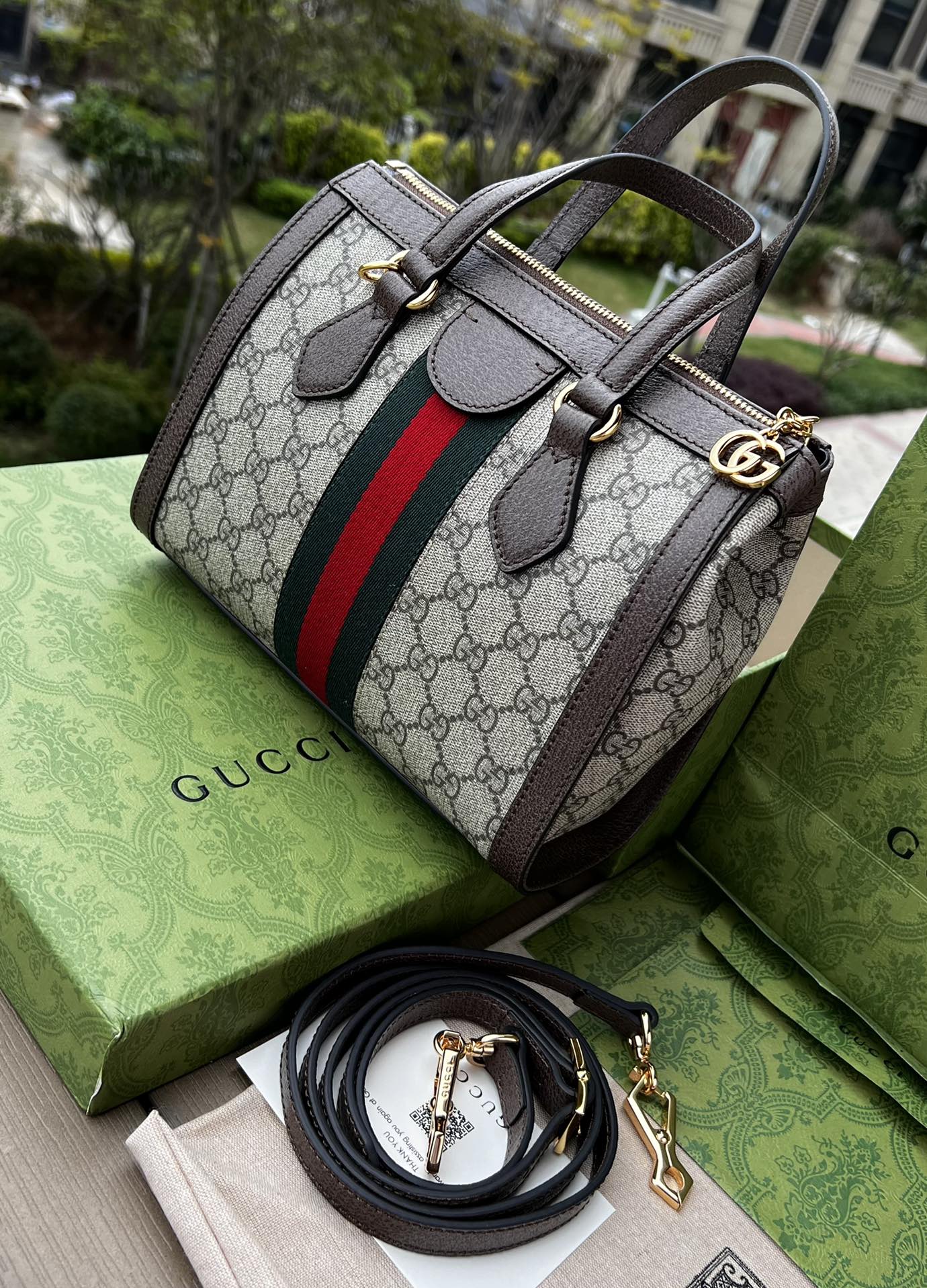 尺寸:24×20.5×10.5cm（561050898） Gucci通路訂單Ophidia 系列托特包❗️迎來新成員小號手提托特包，配上一條可拆卸肩帶。以GG Supreme 帆布製作，鑲嵌紅綠條紋織帶，小巧玲瓏的雙G圖案是源自於70年代的Gucci 典藏設計，裝飾包身的皮革飾片細節和拉鍊頭。閃亮金色金屬配件，內裡麂皮質感超細纖維襯裡