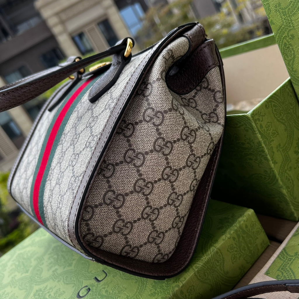 尺寸:24×20.5×10.5cm（561050898） Gucci通路訂單Ophidia 系列托特包❗️迎來新成員小號手提托特包，配上一條可拆卸肩帶。以GG Supreme 帆布製作，鑲嵌紅綠條紋織帶，小巧玲瓏的雙G圖案是源自於70年代的Gucci 典藏設計，裝飾包身的皮革飾片細節和拉鍊頭。閃亮金色金屬配件，內裡麂皮質感超細纖維襯裡