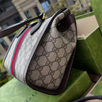 尺寸:24×20.5×10.5cm（561050898） Gucci通路訂單Ophidia 系列托特包❗️迎來新成員小號手提托特包，配上一條可拆卸肩帶。以GG Supreme 帆布製作，鑲嵌紅綠條紋織帶，小巧玲瓏的雙G圖案是源自於70年代的Gucci 典藏設計，裝飾包身的皮革飾片細節和拉鍊頭。閃亮金色金屬配件，內裡麂皮質感超細纖維襯裡
