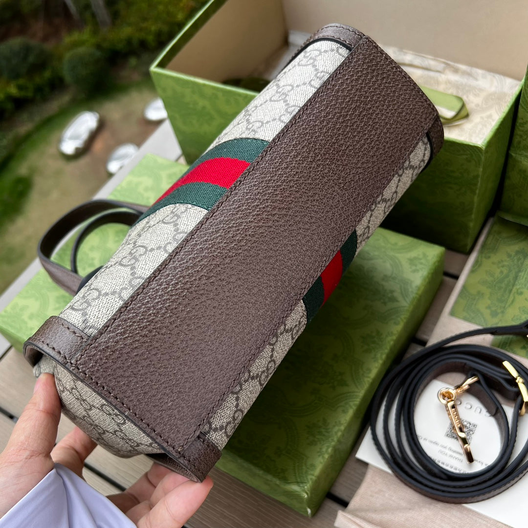 尺寸:24×20.5×10.5cm（561050898） Gucci通路訂單Ophidia 系列托特包❗️迎來新成員小號手提托特包，配上一條可拆卸肩帶。以GG Supreme 帆布製作，鑲嵌紅綠條紋織帶，小巧玲瓏的雙G圖案是源自於70年代的Gucci 典藏設計，裝飾包身的皮革飾片細節和拉鍊頭。閃亮金色金屬配件，內裡麂皮質感超細纖維襯裡