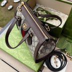 尺寸:24×20.5×10.5cm（561050898） Gucci通路訂單Ophidia 系列托特包❗️迎來新成員小號手提托特包，配上一條可拆卸肩帶。以GG Supreme 帆布製作，鑲嵌紅綠條紋織帶，小巧玲瓏的雙G圖案是源自於70年代的Gucci 典藏設計，裝飾包身的皮革飾片細節和拉鍊頭。閃亮金色金屬配件，內裡麂皮質感超細纖維襯裡