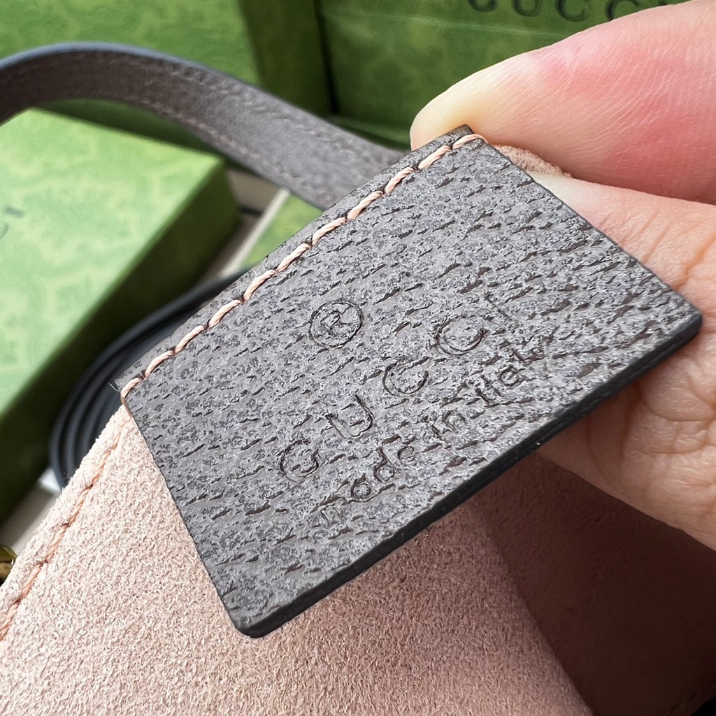 尺寸:24×20.5×10.5cm（561050898） Gucci通路訂單Ophidia 系列托特包❗️迎來新成員小號手提托特包，配上一條可拆卸肩帶。以GG Supreme 帆布製作，鑲嵌紅綠條紋織帶，小巧玲瓏的雙G圖案是源自於70年代的Gucci 典藏設計，裝飾包身的皮革飾片細節和拉鍊頭。閃亮金色金屬配件，內裡麂皮質感超細纖維襯裡