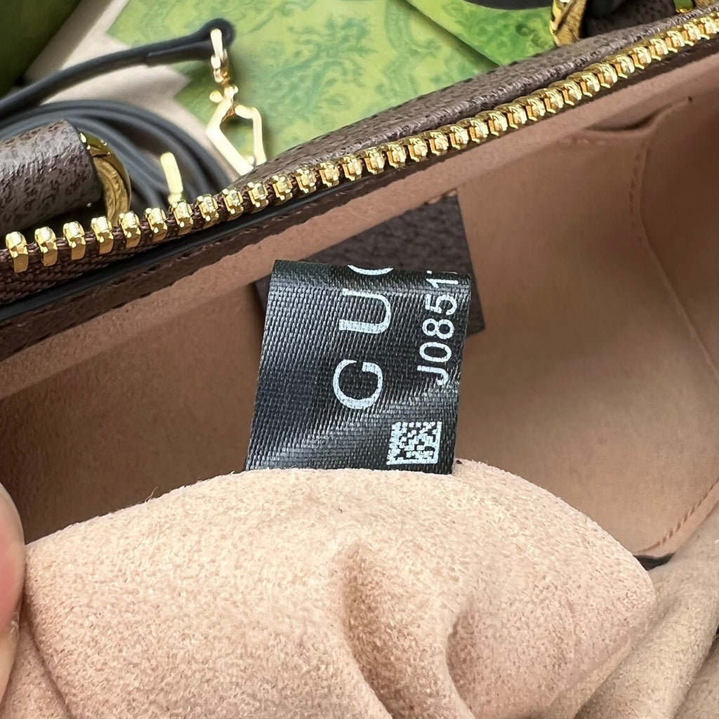 尺寸:24×20.5×10.5cm（561050898） Gucci通路訂單Ophidia 系列托特包❗️迎來新成員小號手提托特包，配上一條可拆卸肩帶。以GG Supreme 帆布製作，鑲嵌紅綠條紋織帶，小巧玲瓏的雙G圖案是源自於70年代的Gucci 典藏設計，裝飾包身的皮革飾片細節和拉鍊頭。閃亮金色金屬配件，內裡麂皮質感超細纖維襯裡