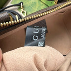 尺寸:24×20.5×10.5cm（561050898） Gucci通路訂單Ophidia 系列托特包❗️迎來新成員小號手提托特包，配上一條可拆卸肩帶。以GG Supreme 帆布製作，鑲嵌紅綠條紋織帶，小巧玲瓏的雙G圖案是源自於70年代的Gucci 典藏設計，裝飾包身的皮革飾片細節和拉鍊頭。閃亮金色金屬配件，內裡麂皮質感超細纖維襯裡
