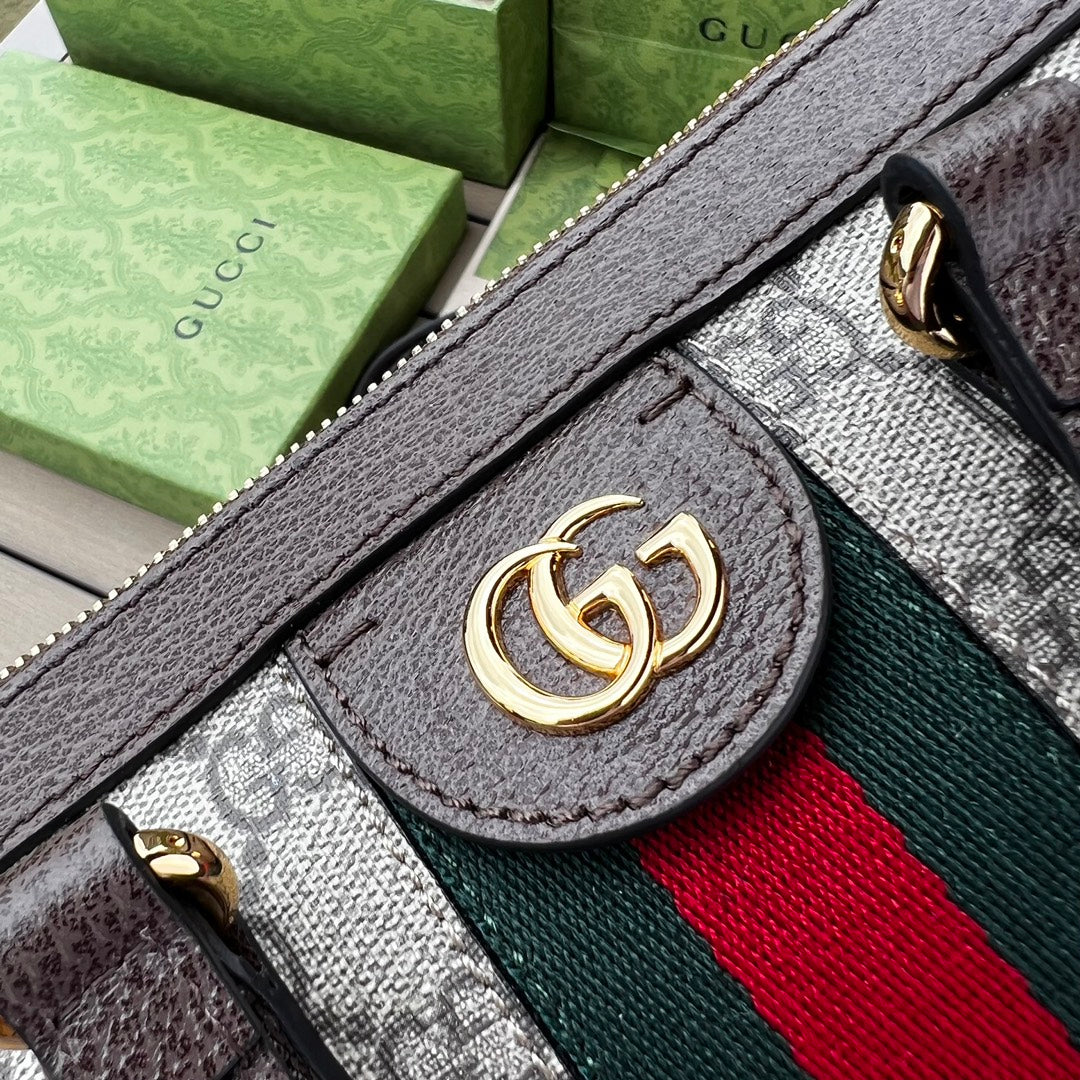 尺寸:24×20.5×10.5cm（561050898） Gucci通路訂單Ophidia 系列托特包❗️迎來新成員小號手提托特包，配上一條可拆卸肩帶。以GG Supreme 帆布製作，鑲嵌紅綠條紋織帶，小巧玲瓏的雙G圖案是源自於70年代的Gucci 典藏設計，裝飾包身的皮革飾片細節和拉鍊頭。閃亮金色金屬配件，內裡麂皮質感超細纖維襯裡