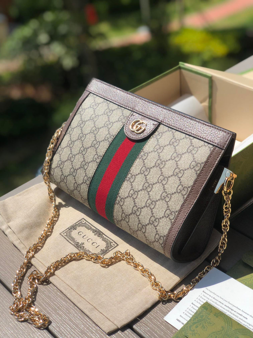 尺寸:26×17.5×8cm（06950898） Gucci海外通路訂單信封包❗️此款鍊帶肩背包釆用GG Supreme帆布精心打造，配以嵌花條紋織帶細節，彰顯復古風格設計。造型頗具結構感，以磁扣安全閉合。皮革滾邊、裝飾典藏細節一雙G配件。
