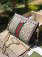 尺寸:26×17.5×8cm（06950898） Gucci海外通路訂單信封包❗️此款鍊帶肩背包釆用GG Supreme帆布精心打造，配以嵌花條紋織帶細節，彰顯復古風格設計。造型頗具結構感，以磁扣安全閉合。皮革滾邊、裝飾典藏細節一雙G配件。
