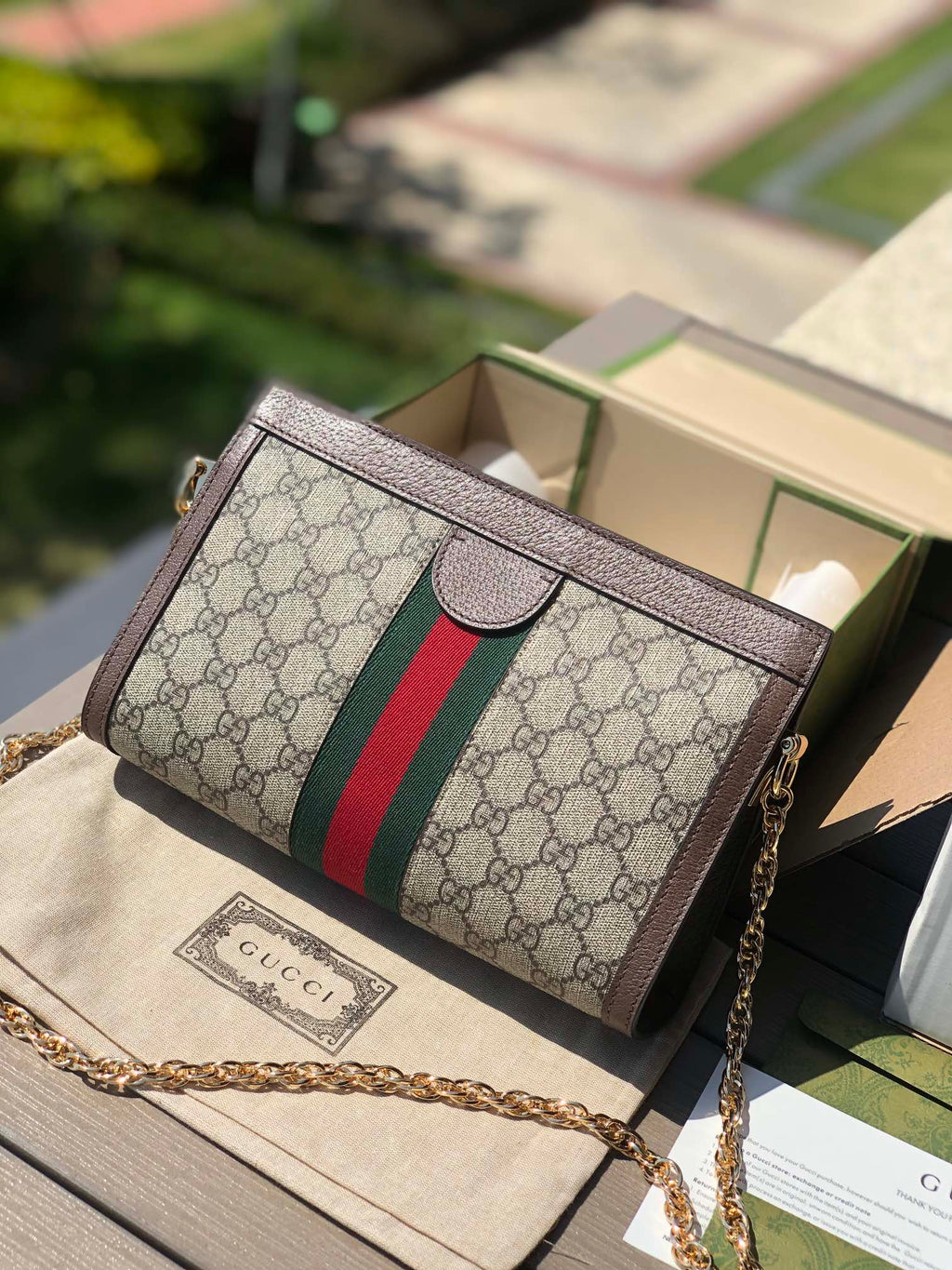 尺寸:26×17.5×8cm（06950898） Gucci海外通路訂單信封包❗️此款鍊帶肩背包釆用GG Supreme帆布精心打造，配以嵌花條紋織帶細節，彰顯復古風格設計。造型頗具結構感，以磁扣安全閉合。皮革滾邊、裝飾典藏細節一雙G配件。