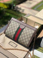 尺寸:26×17.5×8cm（06950898） Gucci海外通路訂單信封包❗️此款鍊帶肩背包釆用GG Supreme帆布精心打造，配以嵌花條紋織帶細節，彰顯復古風格設計。造型頗具結構感，以磁扣安全閉合。皮革滾邊、裝飾典藏細節一雙G配件。