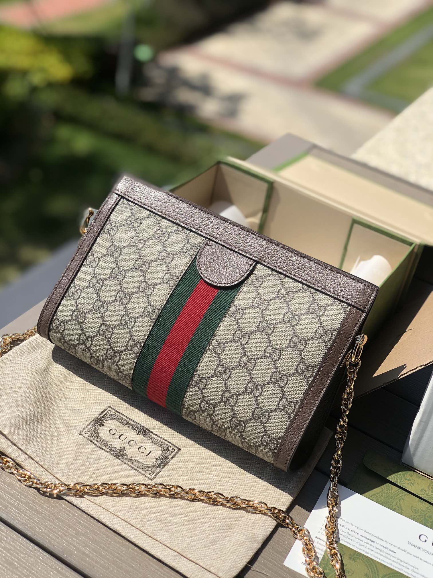 尺寸:26×17.5×8cm（06950898） Gucci海外通路訂單信封包❗️此款鍊帶肩背包釆用GG Supreme帆布精心打造，配以嵌花條紋織帶細節，彰顯復古風格設計。造型頗具結構感，以磁扣安全閉合。皮革滾邊、裝飾典藏細節一雙G配件。