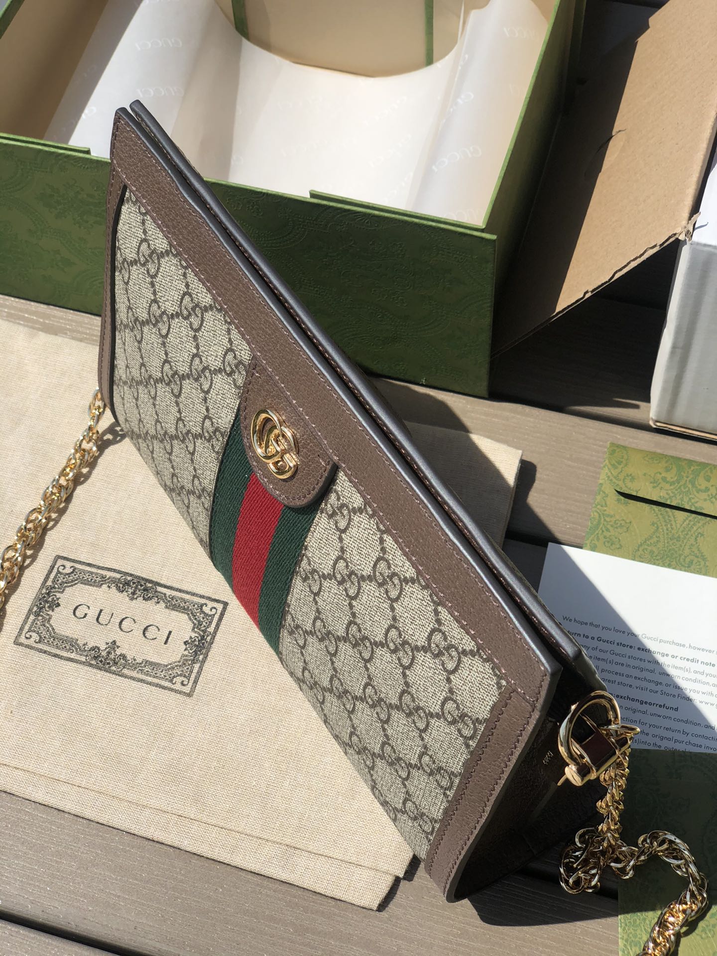 尺寸:26×17.5×8cm（06950898） Gucci海外通路訂單信封包❗️此款鍊帶肩背包釆用GG Supreme帆布精心打造，配以嵌花條紋織帶細節，彰顯復古風格設計。造型頗具結構感，以磁扣安全閉合。皮革滾邊、裝飾典藏細節一雙G配件。