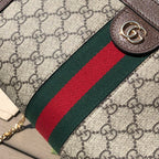 尺寸:26×17.5×8cm（06950898） Gucci海外通路訂單信封包❗️此款鍊帶肩背包釆用GG Supreme帆布精心打造，配以嵌花條紋織帶細節，彰顯復古風格設計。造型頗具結構感，以磁扣安全閉合。皮革滾邊、裝飾典藏細節一雙G配件。