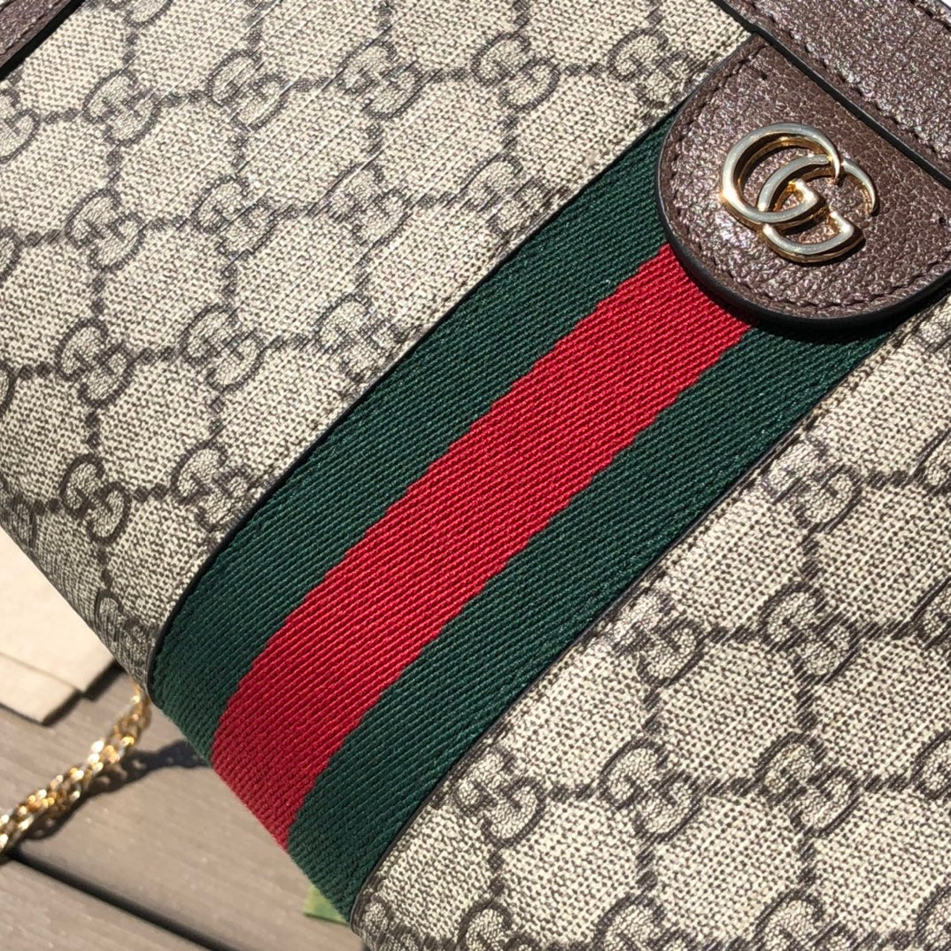 尺寸:26×17.5×8cm（06950898） Gucci海外通路訂單信封包❗️此款鍊帶肩背包釆用GG Supreme帆布精心打造，配以嵌花條紋織帶細節，彰顯復古風格設計。造型頗具結構感，以磁扣安全閉合。皮革滾邊、裝飾典藏細節一雙G配件。