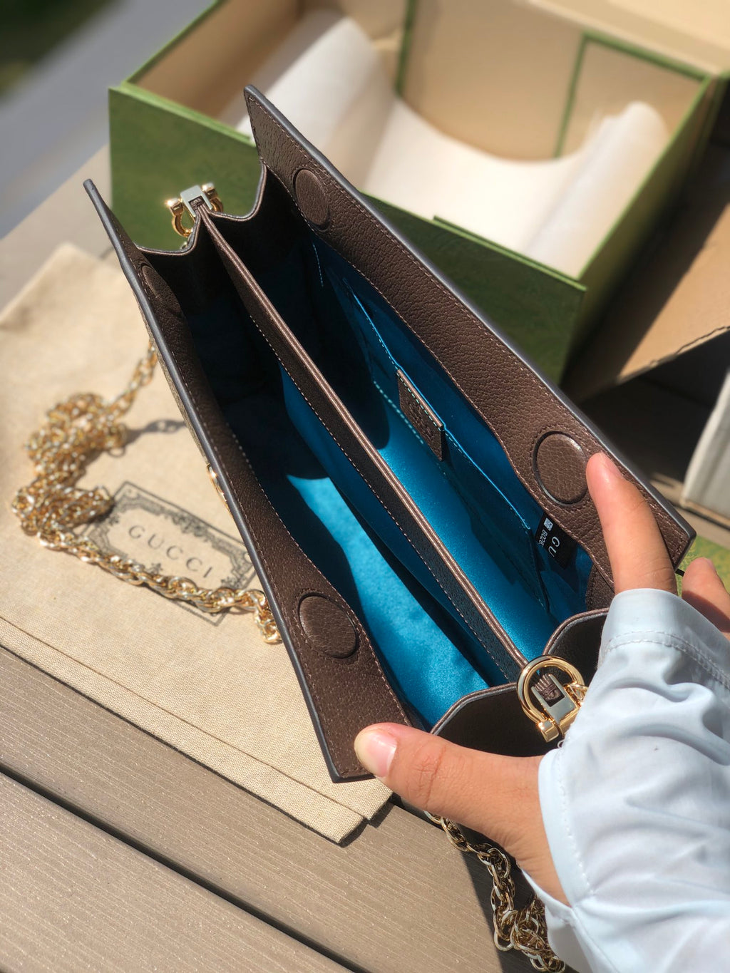 尺寸:26×17.5×8cm（06950898） Gucci海外通路訂單信封包❗️此款鍊帶肩背包釆用GG Supreme帆布精心打造，配以嵌花條紋織帶細節，彰顯復古風格設計。造型頗具結構感，以磁扣安全閉合。皮革滾邊、裝飾典藏細節一雙G配件。