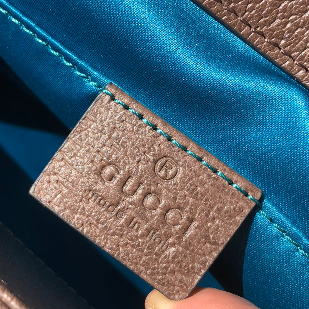 尺寸:26×17.5×8cm（06950898） Gucci海外通路訂單信封包❗️此款鍊帶肩背包釆用GG Supreme帆布精心打造，配以嵌花條紋織帶細節，彰顯復古風格設計。造型頗具結構感，以磁扣安全閉合。皮革滾邊、裝飾典藏細節一雙G配件。