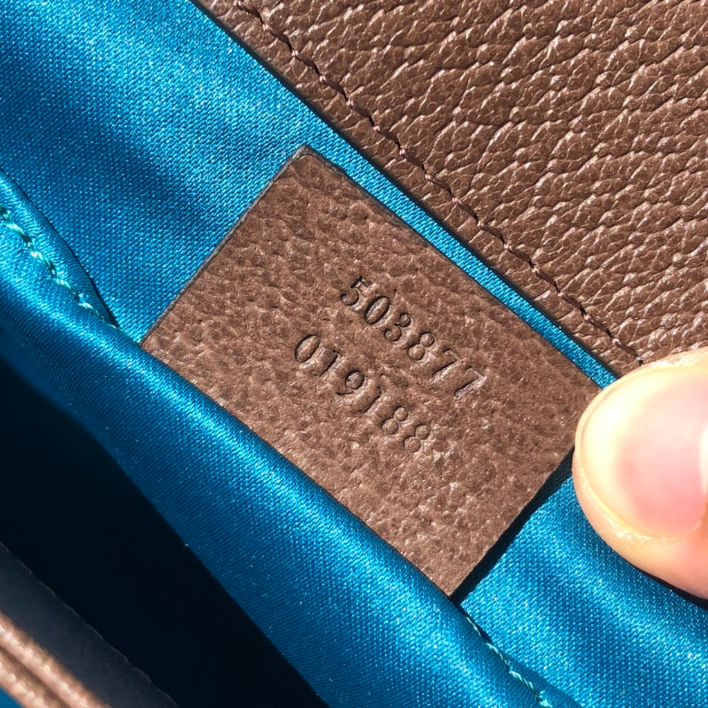 尺寸:26×17.5×8cm（06950898） Gucci海外通路訂單信封包❗️此款鍊帶肩背包釆用GG Supreme帆布精心打造，配以嵌花條紋織帶細節，彰顯復古風格設計。造型頗具結構感，以磁扣安全閉合。皮革滾邊、裝飾典藏細節一雙G配件。