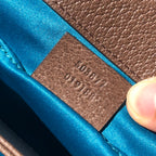 尺寸:26×17.5×8cm（06950898） Gucci海外通路訂單信封包❗️此款鍊帶肩背包釆用GG Supreme帆布精心打造，配以嵌花條紋織帶細節，彰顯復古風格設計。造型頗具結構感，以磁扣安全閉合。皮革滾邊、裝飾典藏細節一雙G配件。