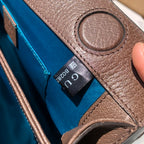尺寸:26×17.5×8cm（06950898） Gucci海外通路訂單信封包❗️此款鍊帶肩背包釆用GG Supreme帆布精心打造，配以嵌花條紋織帶細節，彰顯復古風格設計。造型頗具結構感，以磁扣安全閉合。皮革滾邊、裝飾典藏細節一雙G配件。