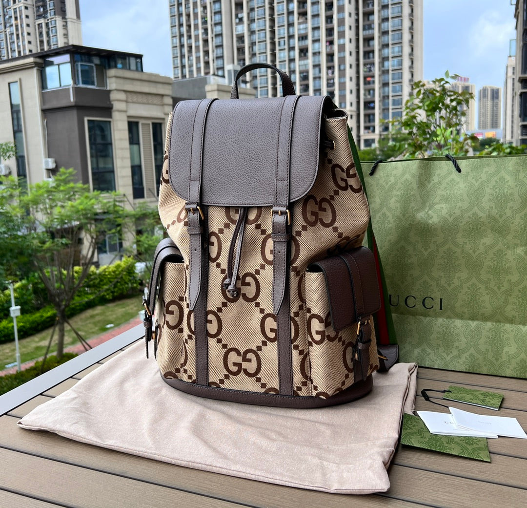 尺寸:42×34×16cm（391300898）Gucci海外通路資源特供❗️這款背包點綴《Aria-時尚味嘆調》系列全新推出的雙G圖案，風格張揚奪目。品牌標誌符號在每一季都會不斷煥新演繹。對比鮮明的棕色皮革滾邊讓整款配件的設計更添魅力。內裡附有帶襯墊的筆記型電腦隔層，包身兩側配有磁扣口袋！加襯肩帶有緩衝作用，背起來不勒肩