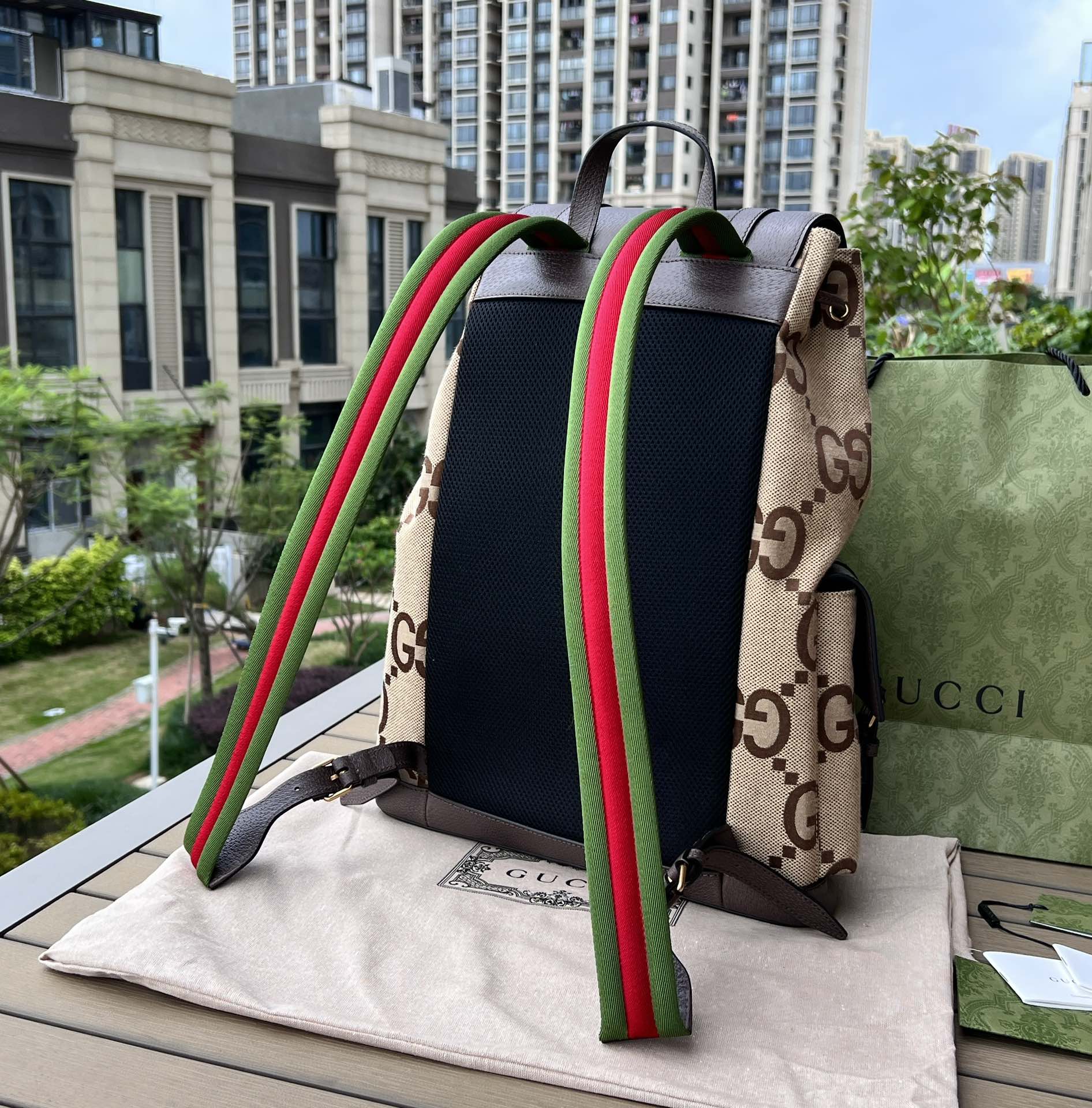 尺寸:42×34×16cm（391300898）Gucci海外通路資源特供❗️這款背包點綴《Aria-時尚味嘆調》系列全新推出的雙G圖案，風格張揚奪目。品牌標誌符號在每一季都會不斷煥新演繹。對比鮮明的棕色皮革滾邊讓整款配件的設計更添魅力。內裡附有帶襯墊的筆記型電腦隔層，包身兩側配有磁扣口袋！加襯肩帶有緩衝作用，背起來不勒肩