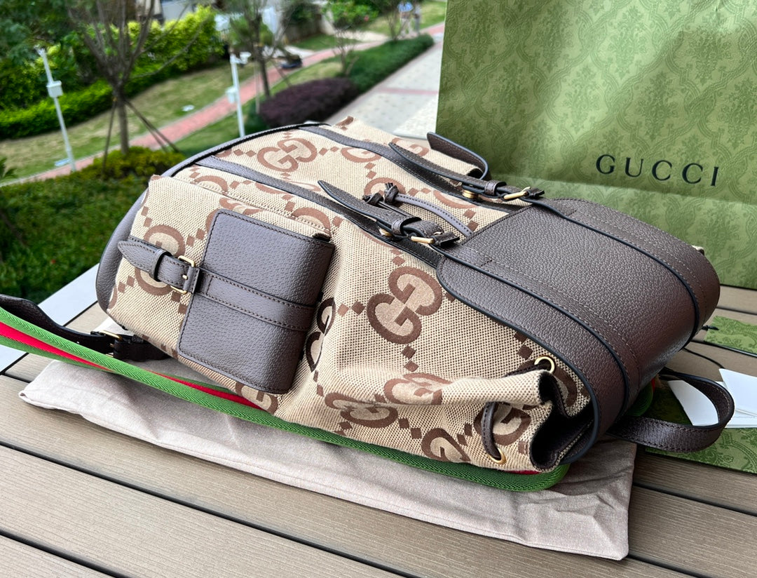 尺寸:42×34×16cm（391300898）Gucci海外通路資源特供❗️這款背包點綴《Aria-時尚味嘆調》系列全新推出的雙G圖案，風格張揚奪目。品牌標誌符號在每一季都會不斷煥新演繹。對比鮮明的棕色皮革滾邊讓整款配件的設計更添魅力。內裡附有帶襯墊的筆記型電腦隔層，包身兩側配有磁扣口袋！加襯肩帶有緩衝作用，背起來不勒肩