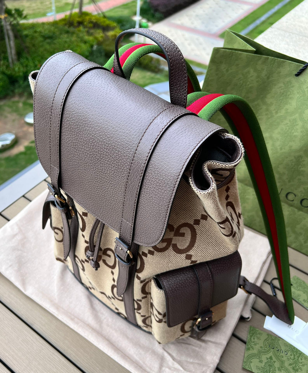 尺寸:42×34×16cm（391300898）Gucci海外通路資源特供❗️這款背包點綴《Aria-時尚味嘆調》系列全新推出的雙G圖案，風格張揚奪目。品牌標誌符號在每一季都會不斷煥新演繹。對比鮮明的棕色皮革滾邊讓整款配件的設計更添魅力。內裡附有帶襯墊的筆記型電腦隔層，包身兩側配有磁扣口袋！加襯肩帶有緩衝作用，背起來不勒肩