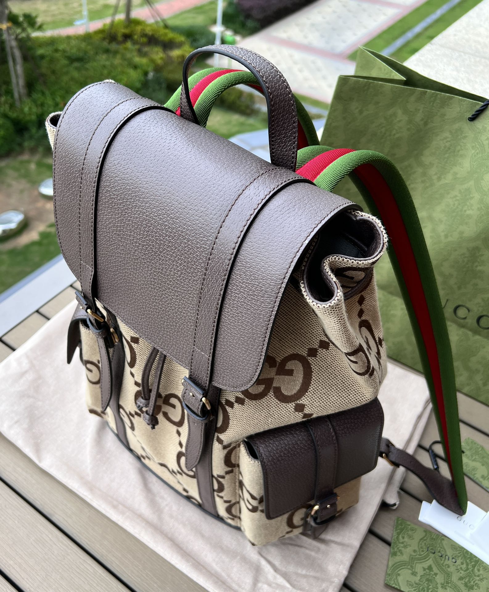 尺寸:42×34×16cm（391300898）Gucci海外通路資源特供❗️這款背包點綴《Aria-時尚味嘆調》系列全新推出的雙G圖案，風格張揚奪目。品牌標誌符號在每一季都會不斷煥新演繹。對比鮮明的棕色皮革滾邊讓整款配件的設計更添魅力。內裡附有帶襯墊的筆記型電腦隔層，包身兩側配有磁扣口袋！加襯肩帶有緩衝作用，背起來不勒肩