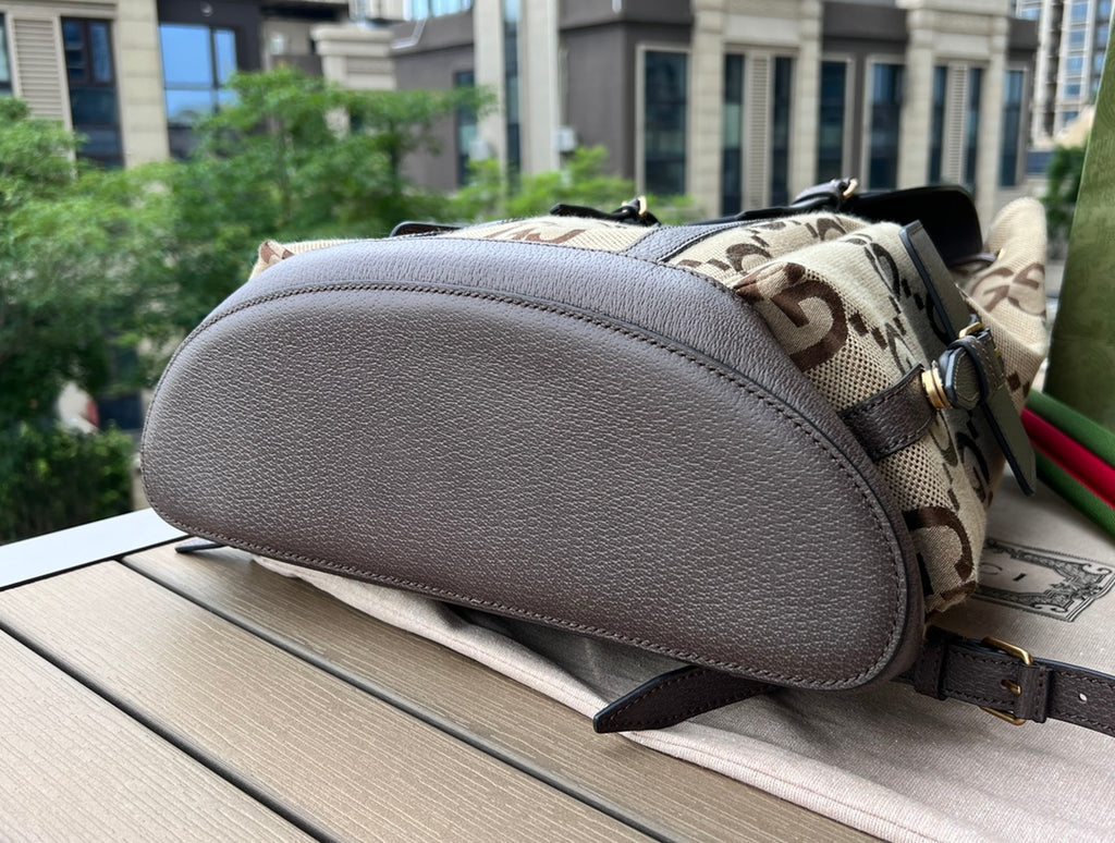 尺寸:42×34×16cm（391300898）Gucci海外通路資源特供❗️這款背包點綴《Aria-時尚味嘆調》系列全新推出的雙G圖案，風格張揚奪目。品牌標誌符號在每一季都會不斷煥新演繹。對比鮮明的棕色皮革滾邊讓整款配件的設計更添魅力。內裡附有帶襯墊的筆記型電腦隔層，包身兩側配有磁扣口袋！加襯肩帶有緩衝作用，背起來不勒肩