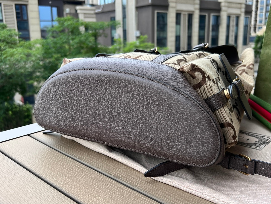 尺寸:42×34×16cm（391300898）Gucci海外通路資源特供❗️這款背包點綴《Aria-時尚味嘆調》系列全新推出的雙G圖案，風格張揚奪目。品牌標誌符號在每一季都會不斷煥新演繹。對比鮮明的棕色皮革滾邊讓整款配件的設計更添魅力。內裡附有帶襯墊的筆記型電腦隔層，包身兩側配有磁扣口袋！加襯肩帶有緩衝作用，背起來不勒肩
