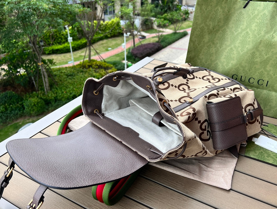 尺寸:42×34×16cm（391300898）Gucci海外通路資源特供❗️這款背包點綴《Aria-時尚味嘆調》系列全新推出的雙G圖案，風格張揚奪目。品牌標誌符號在每一季都會不斷煥新演繹。對比鮮明的棕色皮革滾邊讓整款配件的設計更添魅力。內裡附有帶襯墊的筆記型電腦隔層，包身兩側配有磁扣口袋！加襯肩帶有緩衝作用，背起來不勒肩